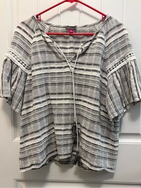 Vince Camuto Gray & White Striped Peasant Blouse. Size XL.